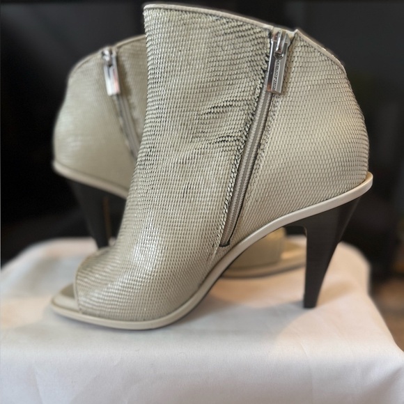BRAND NEW Vince Camuto Cream Finndayas Peep-Toe Bootie - Picture 6 of 8